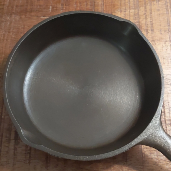 Vintage Unmarked Lodge Cast Iron Skillet, #3 - Picture 3 of 11